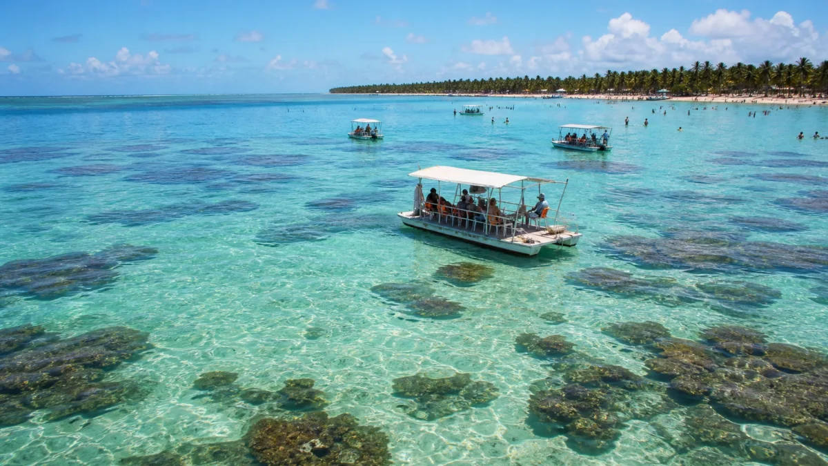 O que fazer em Maragogi: praias, piscinas naturais e passeios - Vista aérea das piscinas naturais de Maragogi e barcos sobre águas cristalinas