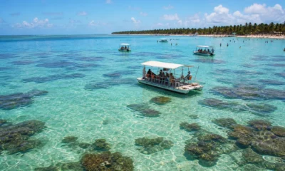 O que fazer em Maragogi: praias, piscinas naturais e passeios - Vista aérea das piscinas naturais de Maragogi e barcos sobre águas cristalinas