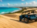 O que fazer em Natal: praias, dunas e passeios para planejar - Dunas e mar azul em uma das praias de Natal