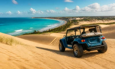 O que fazer em Natal: praias, dunas e passeios para planejar - Dunas e mar azul em uma das praias de Natal