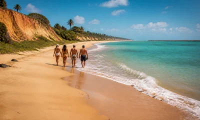 O que fazer em Porto Seguro: praias, história e passeios para combinar - Vista de praia com falésias e mar azul em Porto Seguro