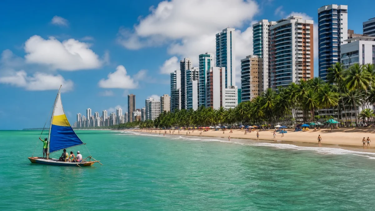 O que fazer em Recife: praias, história e cultura para organizar a viagem - Vista aérea da orla de Boa Viagem em Recife com mar e prédios