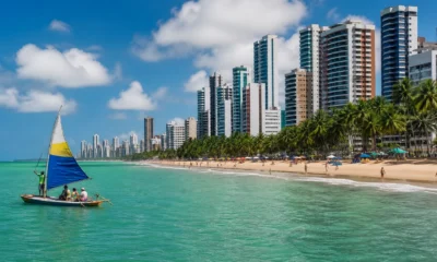 O que fazer em Recife: praias, história e cultura para organizar a viagem - Vista aérea da orla de Boa Viagem em Recife com mar e prédios