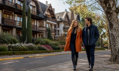 Onde ficar em Gramado: escolha a região ideal para sua viagem - Casal caminhando próximo ao centro de Gramado e seus hotéis