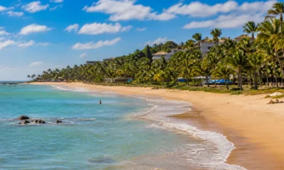 Onde ficar em Porto Seguro: regiões ideais para cada viagem - Vista aérea de praias e hotéis em Porto Seguro
