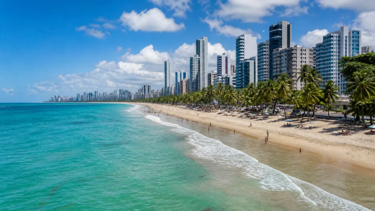 Onde ficar em Recife: bairros ideais para cada tipo de viagem - Vista aérea da orla de Boa Viagem para orientar quem busca onde ficar em Recife