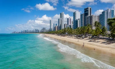 Onde ficar em Recife: bairros ideais para cada tipo de viagem - Vista aérea da orla de Boa Viagem para orientar quem busca onde ficar em Recife