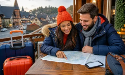 Pacote de viagem para Gramado: o que conferir antes de fechar - Casal planejando um pacote de viagem para Gramado com malas e roteiro de viagem