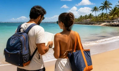 Pacote de viagem para Maceió: o que comparar antes de fechar - Casal observando o mar em Maceió enquanto planeja um pacote de viagem para Maceió
